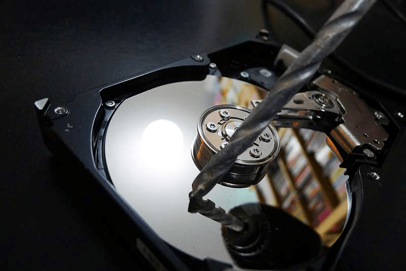 Imagen ejemplo, sobre como dañar los discos de un HDD, para evitar su posterior lectura.