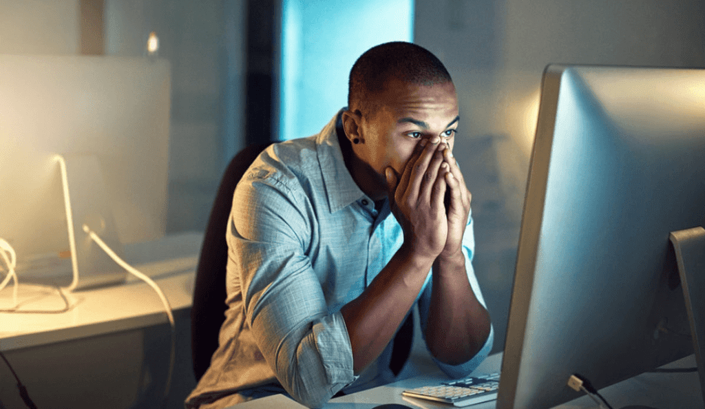 Moderador de contenidos de redes sociales revisando contenido publicado inapropiado.