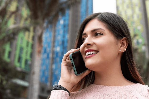 Usuaria hablando desde su terminal móvil.