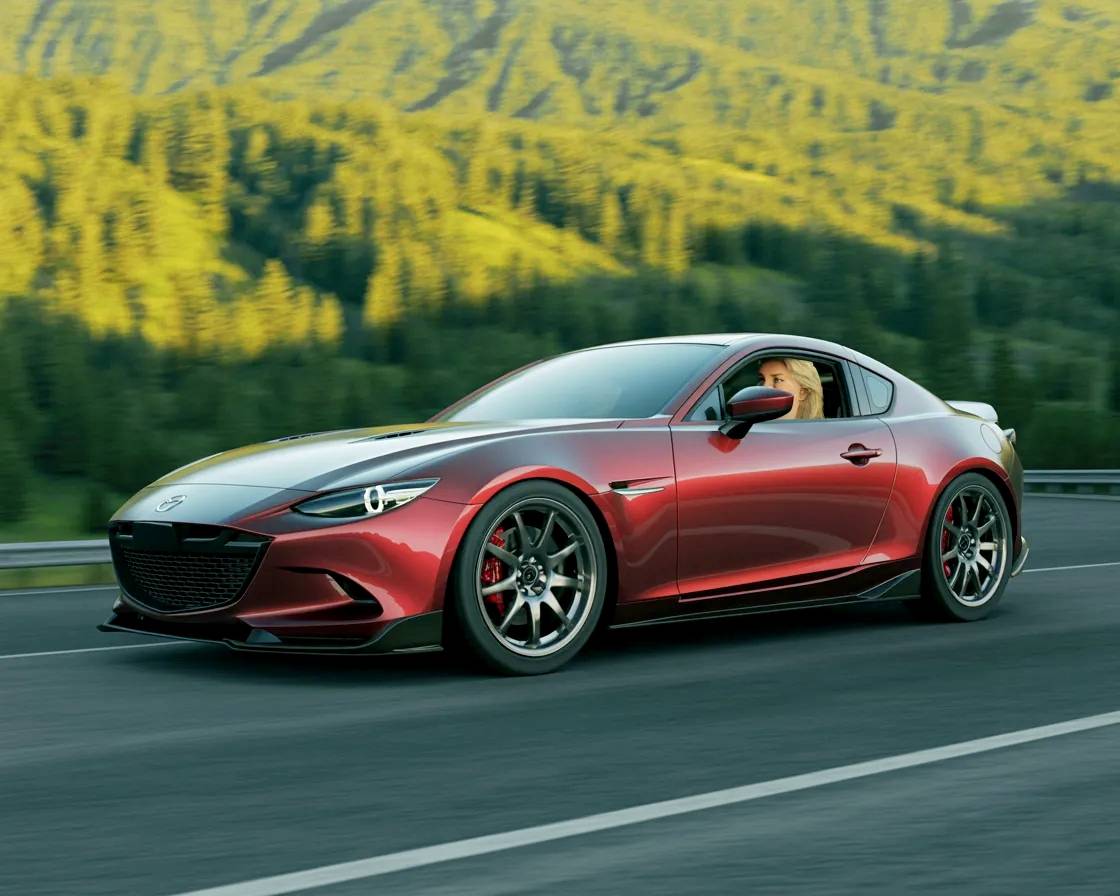 Mazda RX 8 pilotado por mujer rubia.